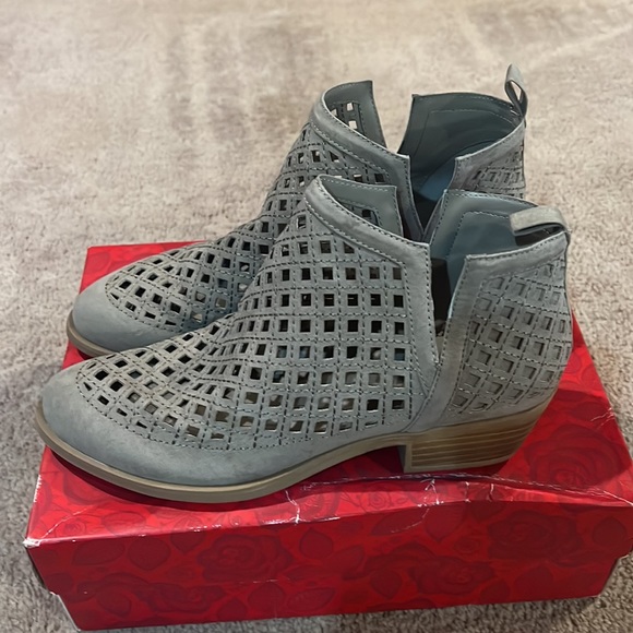 Carlos by Carlos Santana Barnes Perforated Side Slit Ankle Bootie - Picture 2 of 5